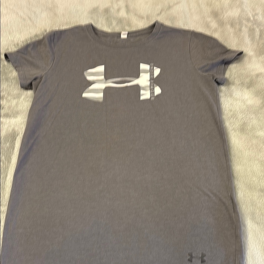 Woman’s Under Armour Gray Short Sleeve Tee